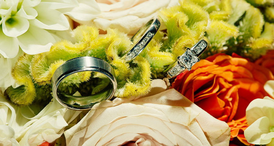 38-wedding-ring-photos-in-bouquet Great wedding ring photos.